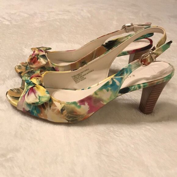 Etienne Aigner Floral Bow Slingback Pumps - Size 7.5M - Picture 8 of 8